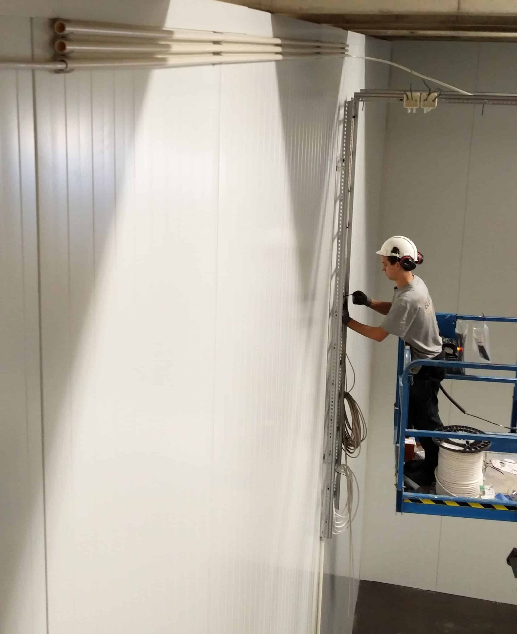 Elektriker installerer elektrisk anlegg i Oslo