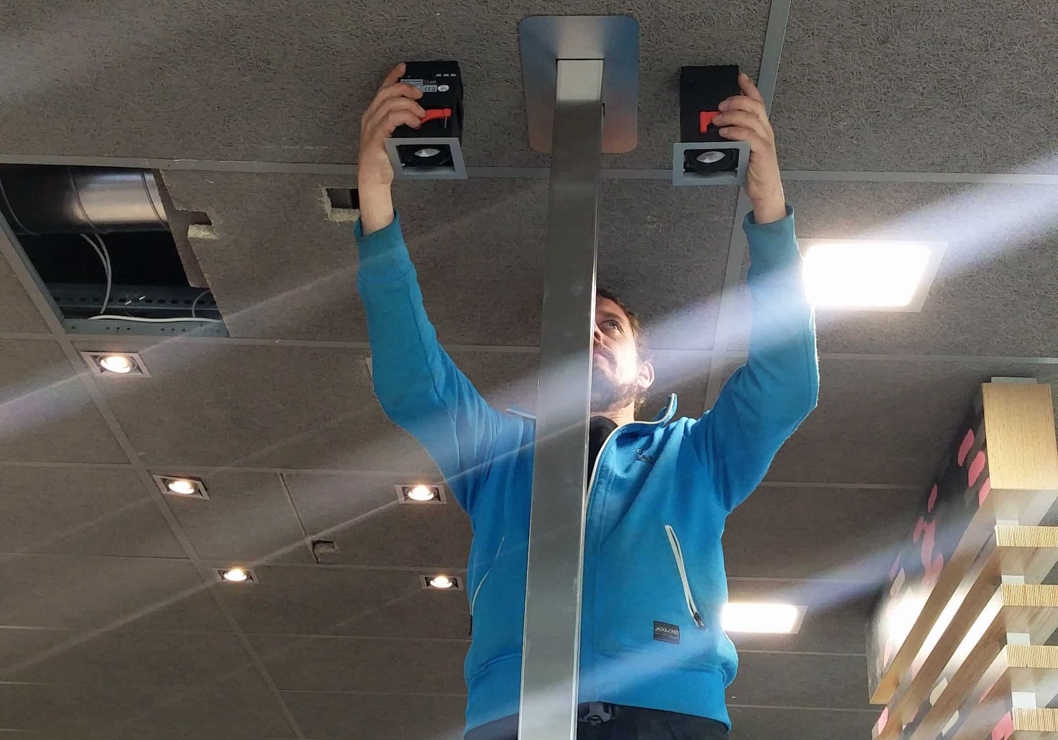 Elektriker monterer elektrisk utstyr