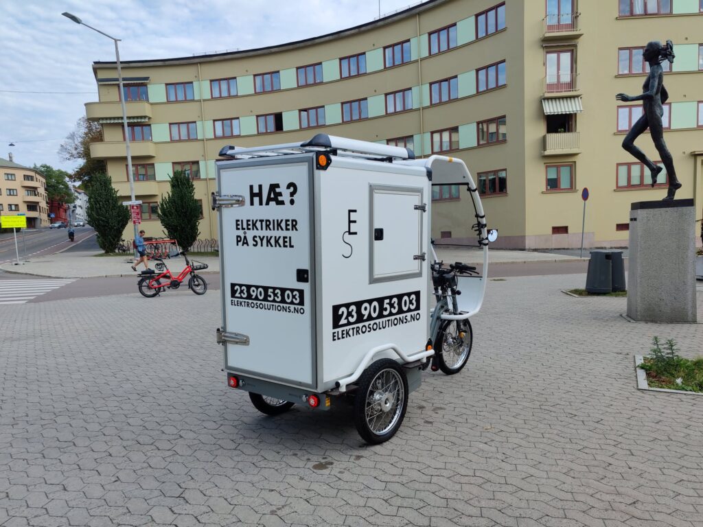 Elektro Solutions sin elektriske transportsykkel med teksten «Hæ? Elektriker på sykkel» i Oslo